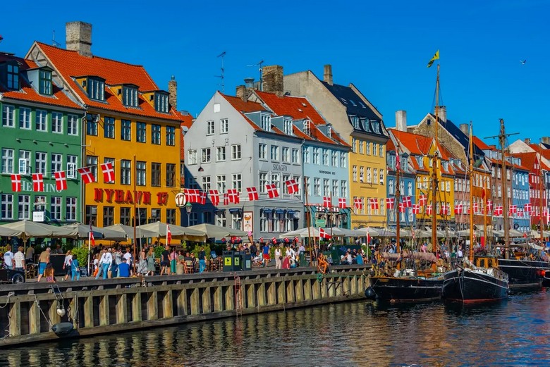 Dãy nhà nhiều màu bên kênh đào Nyhavn ở Copenhagen