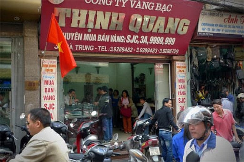 Dãy tiệm vàng đổi ngoại tệ trên phố Hà Trung, Hà Nội