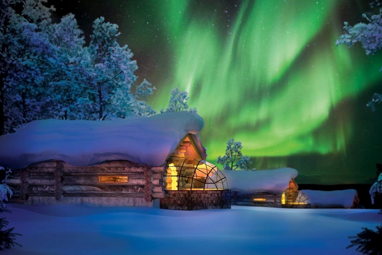 Dải cực quang xanh trên bầu trời vùng Lapland vào mùa đông