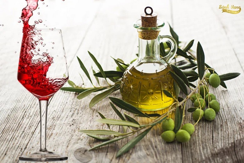 Dầu olive, rượu vang và đồ gốm Tây Ban Nha bày làm quà