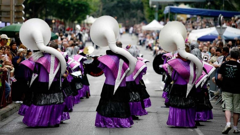 Diễu hành xe hoa lavender tại lễ hội Corso de la Lavande, Digne les Bains