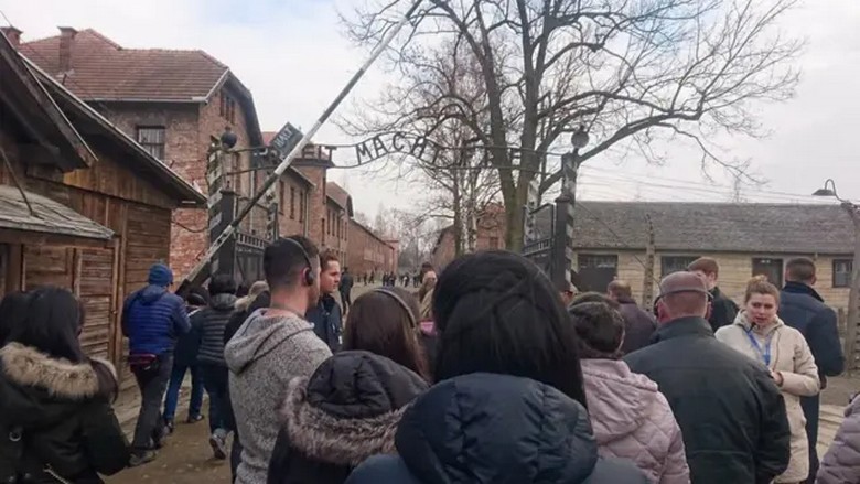 Du khách đứng lặng trước khu tưởng niệm tại Auschwitz-Birkenau