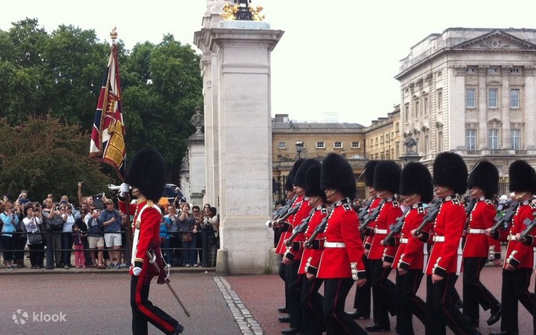 Du khách đứng xem lễ đổi gác dọc hàng rào cung điện Buckingham