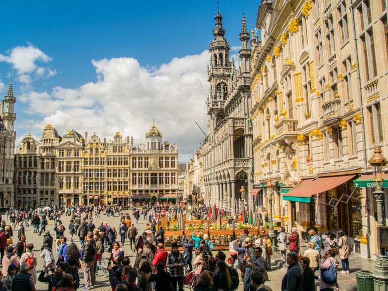 Du khách đi bộ tham quan khu phố cổ trung tâm Brussels