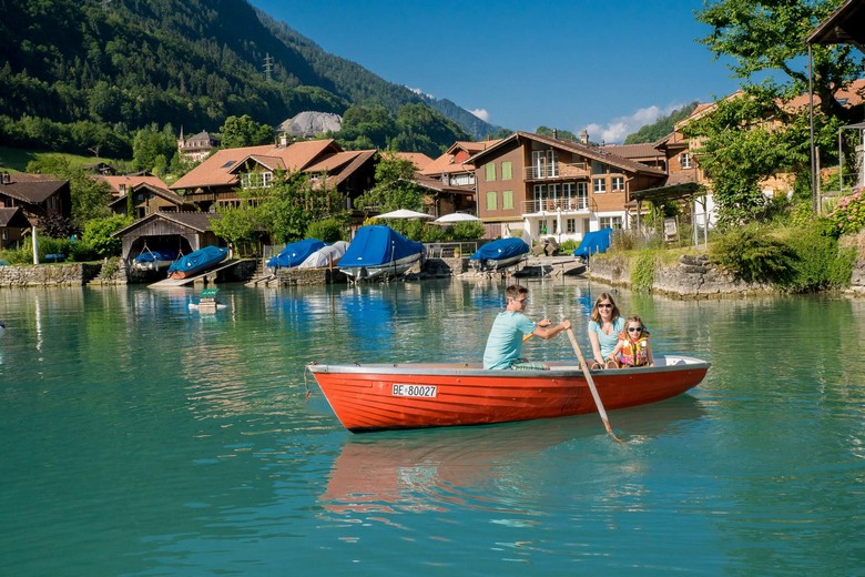 Du khách chèo SUP trên mặt hồ Brienz xanh ngọc gần làng Iseltwald
