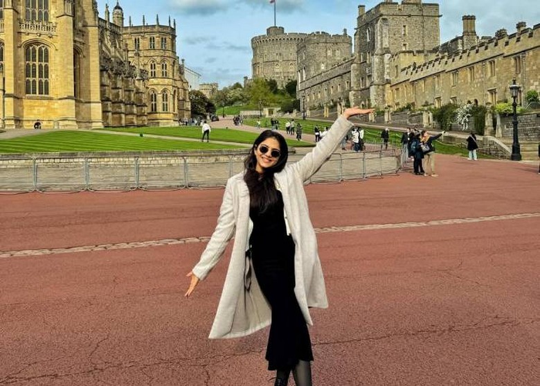 Du khách chụp ảnh trước cổng lâu đài Windsor dưới nắng chiều vàng