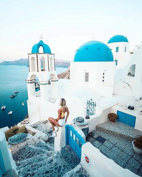 Du khách dạo bước ở Santorini vào một ngày mùa xuân ít mây