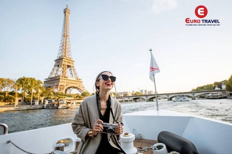 Du khách mặc áo khoác mỏng dạo bộ ở thành phố Bắc Âu mùa hè