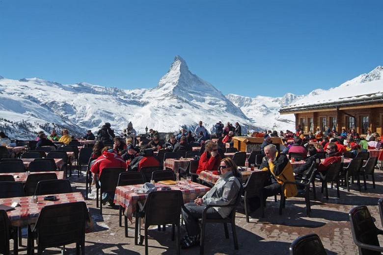 Du khách ngồi nghỉ ngắm Matterhorn từ một quán cà phê trong làng Zermatt