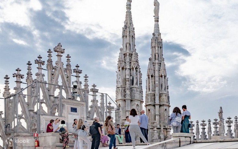 Du khách tham quan sân thượng Duomo Milan giữa các tháp nhọn Gothic