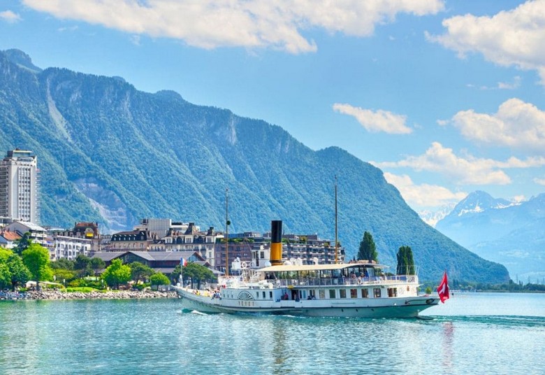 Du thuyền CGN trên hồ Geneva với dãy Alps phía xa
