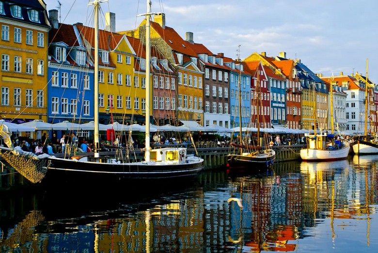 Du thuyền dọc kênh đào Nyhavn với dãy nhà cổ sơn màu sắc ở Copenhagen