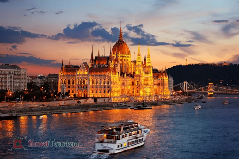 Du thuyền sông Danube về đêm với Nghị viện Hungary rực sáng phía xa