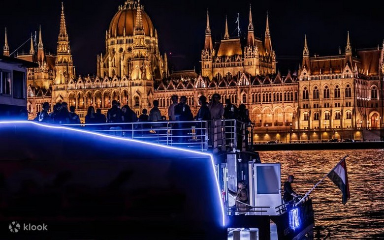 Du thuyền trên sông Danube về đêm với Tòa Nhà Quốc Hội chiếu sáng
