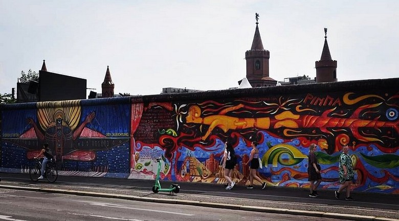 East Side Gallery với các bức tranh tường nổi tiếng dọc sông Spree