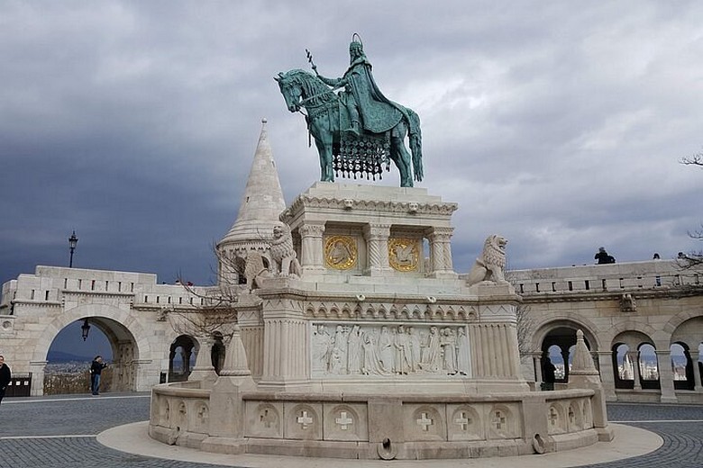 Fisherman's Bastion với bảy tòa tháp đá trắng nhìn ra sông Danube