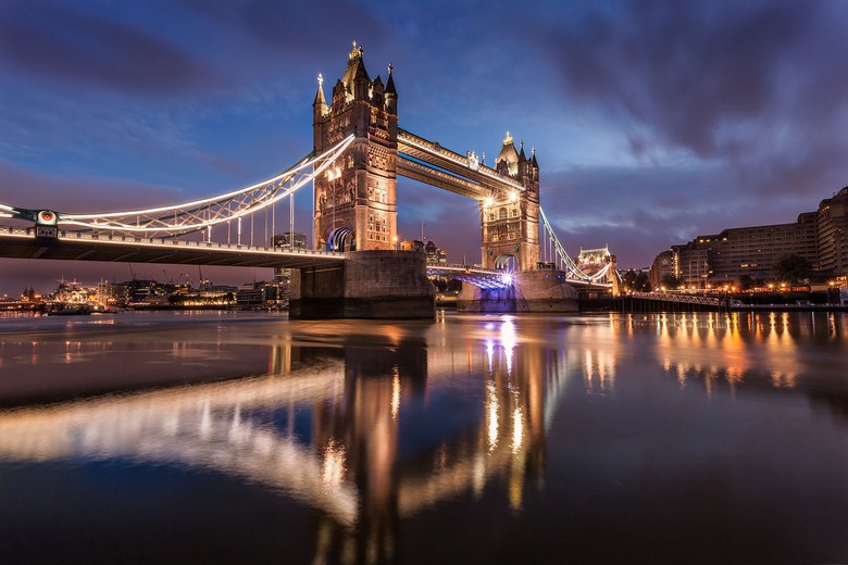 Góc chụp toàn cảnh cầu Tower Bridge và Tháp London từ bờ nam sông Thames
