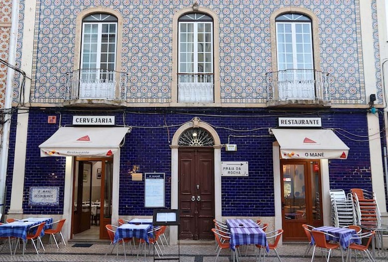 Gạch Azulejo vẽ tay truyền thống trên mặt tiền một ngôi nhà tại Lisbon