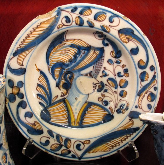 Gốm Talavera de la Reina với hoa văn xanh trắng đặc trưng