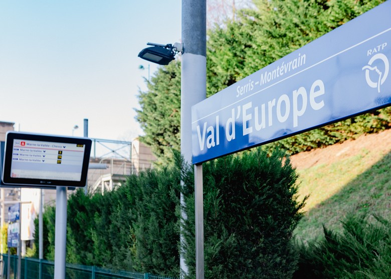 Ga RER Val d'Europe, điểm xuống tàu gần nhất để đến La Vallée Village