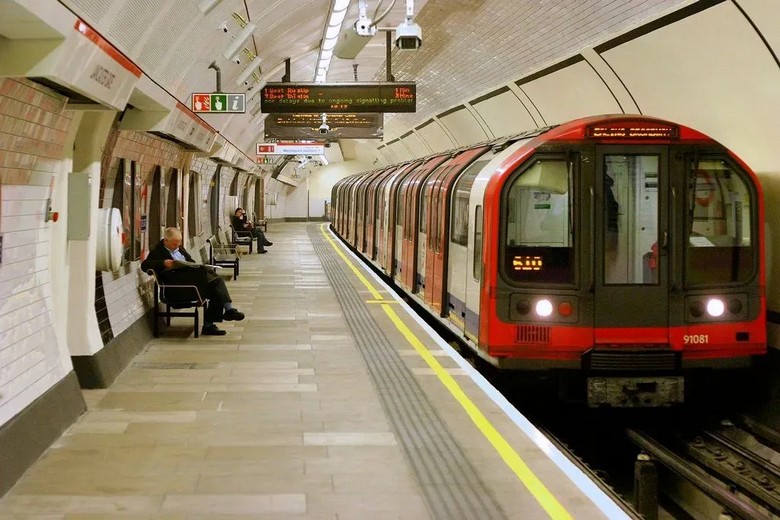 Ga tàu Bath Spa với đoàn tàu vừa tới từ London