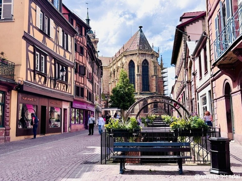 Ga tàu Colmar với phố cổ ngay phía sau
