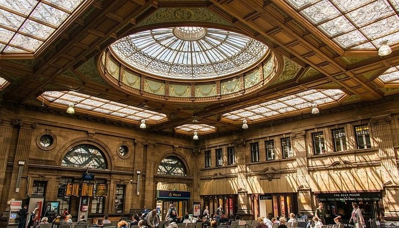 Ga tàu Edinburgh Waverley nằm ngay dưới khu phố cổ