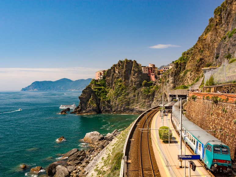 Ga tàu La Spezia với bảng chỉ dẫn tuyến Cinque Terre Express