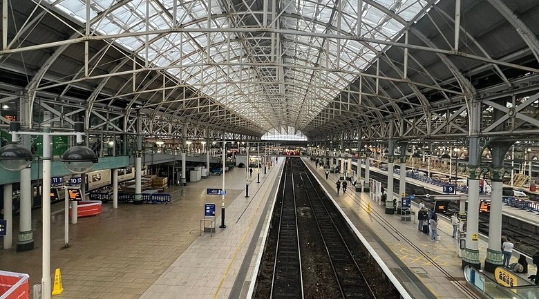 Ga tàu Manchester Piccadilly với mái vòm kính hiện đại