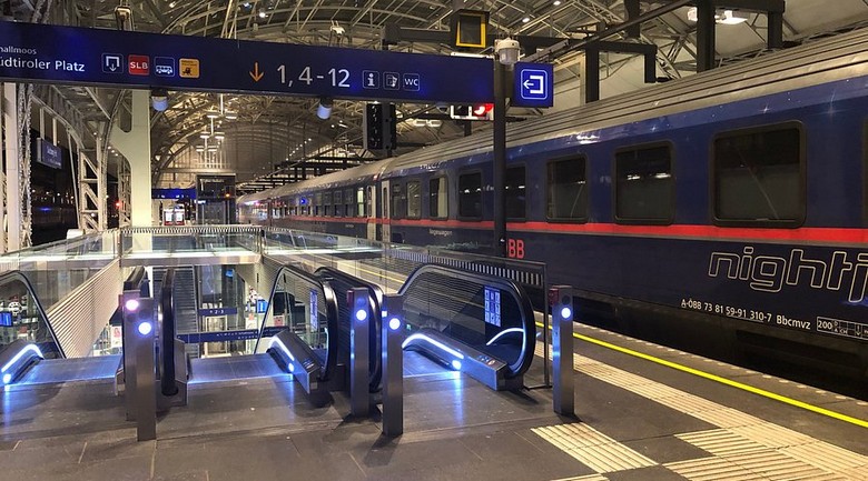 Ga tàu Salzburg Hauptbahnhof với các chuyến tàu kết nối Áo và Đức