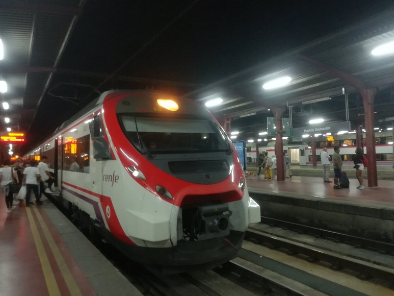 Ga tàu cao tốc đón khách đi Granada từ Madrid và Seville