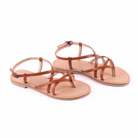 Giày sandal quai hậu phù hợp đi bộ mùa hè