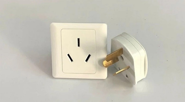 Giấy tờ, sạc điện thoại và ổ cắm chuyển đổi xếp gọn