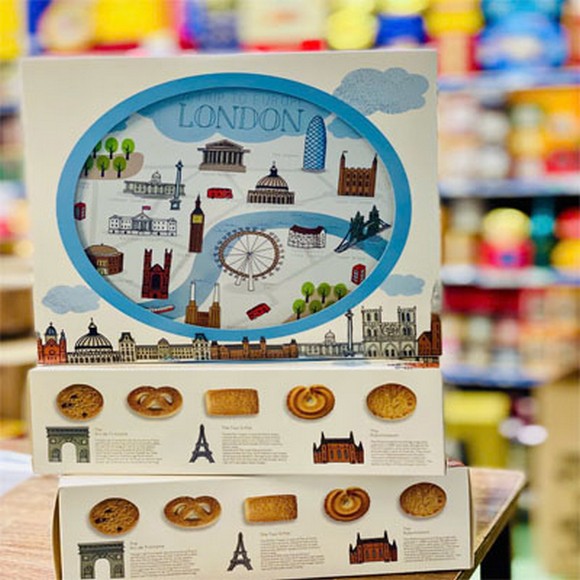 Giỏ quà đặc sản London gồm trà Anh, đồ lưu niệm hoàng gia và bánh quy shortbread