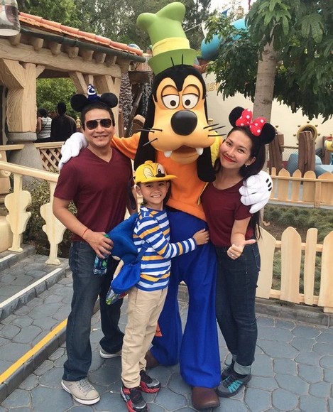 Gia đình Việt chụp ảnh trước lâu đài Disneyland Paris
