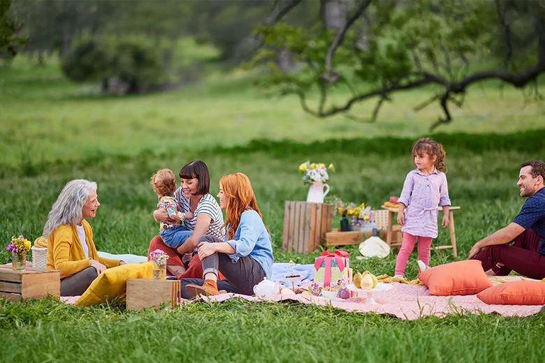 Gia đình người Ý dã ngoại ngoài trời trong ngày Pasquetta