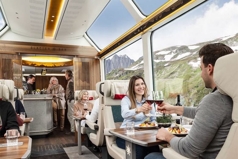 Gia đình nhiều thế hệ trên tàu cảnh quan ngắm núi Alps