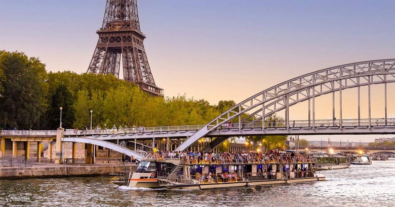 Gia đình nhiều thế hệ trên thuyền sông Seine ngắm cảnh Paris