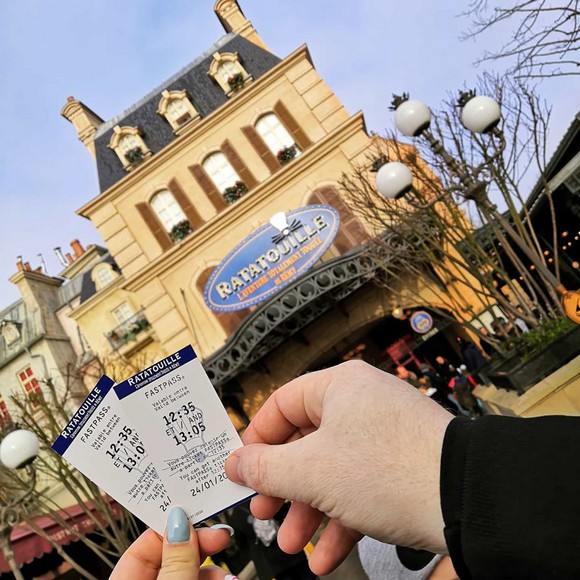  Gia đình xếp hàng chờ vào một trò chơi tại Disneyland Paris