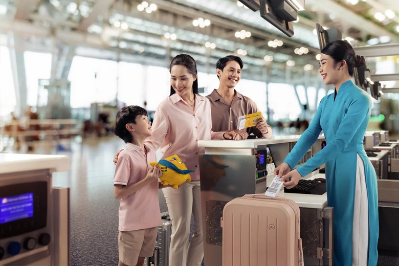 Gia đình Hà Nội kiểm tra lại hành lý xách tay trước chuyến bay đi châu Âu