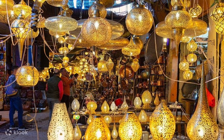 Gian hàng gia vị và đèn lồng đầy màu sắc trong khu chợ medina Maroc