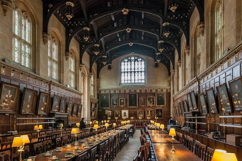 Great Hall tại Christ Church Oxford với bàn dài và trần gỗ cao