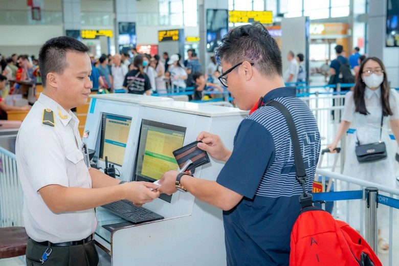 Hành khách làm thủ tục tại sân bay Nội Bài chuẩn bị bay đi châu Âu