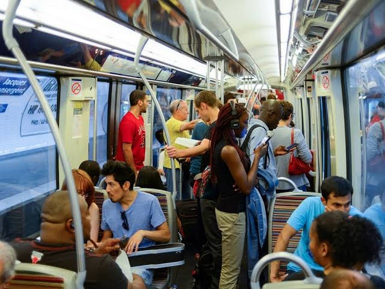 Hành khách yên lặng đọc sách trên tàu điện ngầm châu Âu