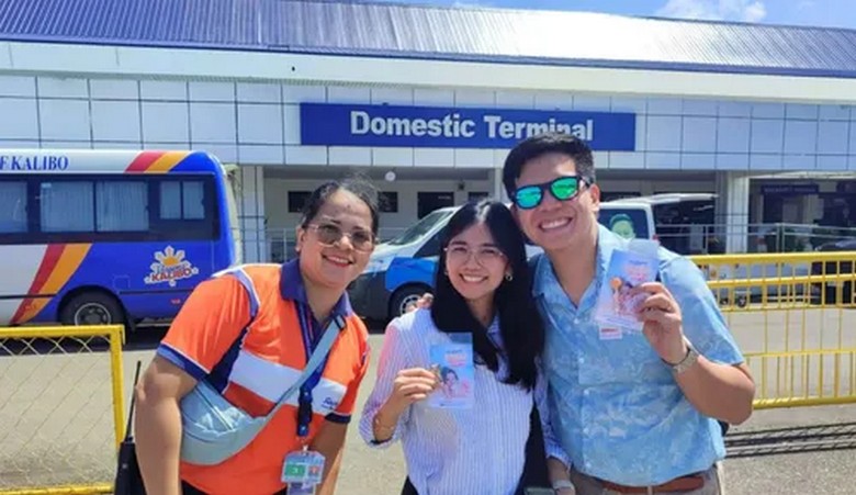 Hướng dẫn viên Euro Trip hỗ trợ khách tại sân bay