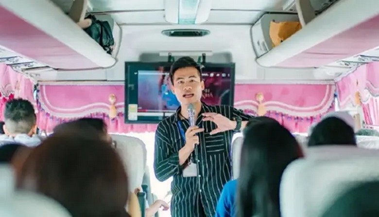 Hướng dẫn viên tiếng Việt hỗ trợ khách cao tuổi trong đoàn tour