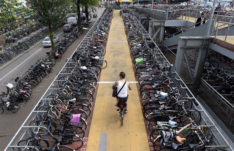 Hầm gửi xe đạp nhiều tầng hiện đại tại ga Utrecht với hàng nghìn chiếc xe xếp ngay ngắn