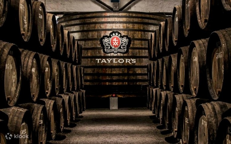 Hầm rượu Port tại Vila Nova de Gaia nhìn từ sông Douro