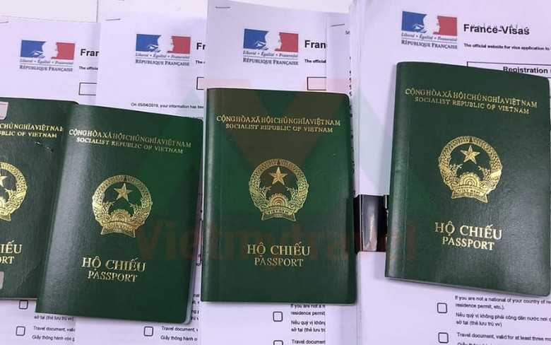  Hồ sơ và hộ chiếu chuẩn bị xin visa Schengen cho tour châu Âu