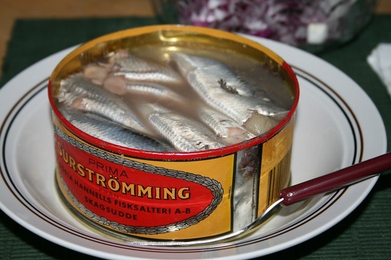 Hộp cá trích lên men surströmming bày cùng bánh tunnbröd và khoai tây